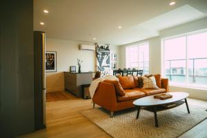 uma sala de estar com um sofá e uma mesa em *NEW* Stylish 2BR Condo with Views in North End em Halifax