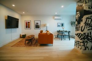 NEW Stylish 2BR Condo with Views in North End في هاليفاكس: غرفة معيشة مع أريكة وطاولة