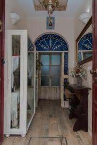 塞維利亞的住宿－Casa de la Judería Doña Pilar，一条拥有蓝色和白色墙壁的走廊和一扇门