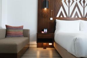 Habitación de hotel con cama y silla en Crowne Plaza Fiji Nadi Bay Resort & Spa, an IHG Hotel en Nadi