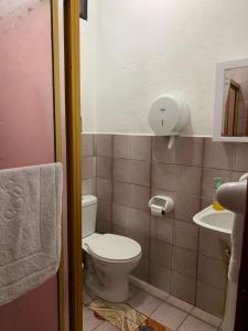 y baño con aseo y lavamanos. en Casa de Huespedes Milena, en Puerto Baquerizo Moreno