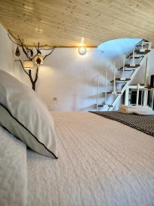 een slaapkamer met een bed en een trap op de achtergrond bij Canastro Nature Spot in Viseu