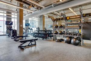 un gimnasio con un montón de bicicletas y pesas en W Hollywood 1BR w BBQ Pool Gym WD nr TJ LAX-479, en Los Ángeles