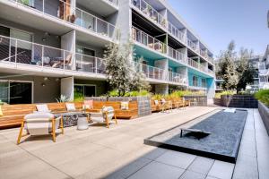 um pátio de um edifício de apartamentos com uma fonte em W Hollywood 1BR w BBQ Pool Gym WD nr TJ LAX-479 em Los Angeles