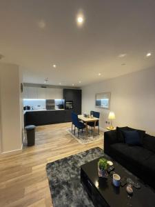 ein Wohnzimmer mit einem Sofa und einem Tisch in der Unterkunft West Heights SE in Croydon