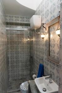 uma casa de banho com um chuveiro e um lavatório. em Casa de la Judería Doña Pilar em Sevilha