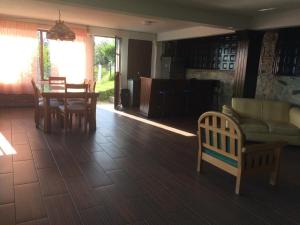 a living room with a couch and a table and chairs at Hotel Vista Markés in Zacatlán
