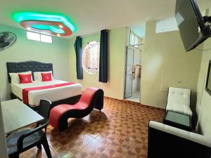 Zimmer mit einem Schlafzimmer mit einem Bett und einem Bad in der Unterkunft Hospedaje zafiro in Piura