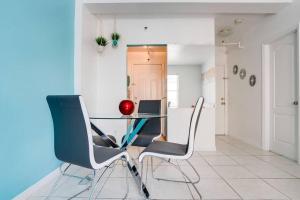 une salle à manger avec une table et des chaises en verre dans l'établissement Amazing apartment in Miami Beach, à Miami Beach