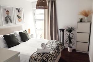 una camera da letto con un letto e un asciugamano sopra di O'Connell Place a Dublino