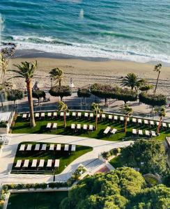 uma vista aérea de um resort com uma praia em Apartamentos del Fuerte Marbella - Centro y Playa em Marbella