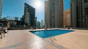 ein Schwimmbad in einer Stadt mit hohen Gebäuden in der Unterkunft Stylish 3 bedrooms Boho-Style Home in Dubai