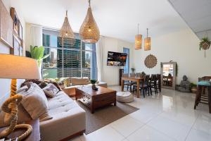 ein Wohnzimmer mit einem Sofa und einem Tisch in der Unterkunft Stylish 3 bedrooms Boho-Style Home in Dubai