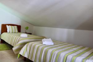 twee bedden naast elkaar in een kamer bij A Casa Dos Avós in Penha Garcia