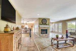 Η κουζίνα ή μικρή κουζίνα στο Waterfront Houston Home 1 Mi to Space Center!