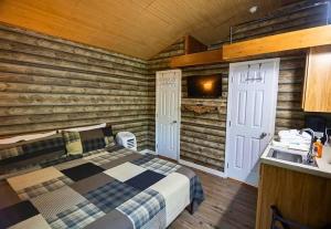 ein Schlafzimmer mit einem Bett in einem Blockhaus in der Unterkunft Silverbell in Gatlinburg
