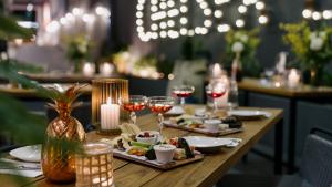 una mesa con copas de vino y comida. en voco Brisbane City Centre, an IHG Hotel en Brisbane