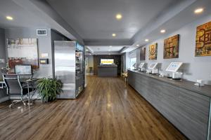 eine Lobby eines Fast-Food-Restaurants mit einer Theke in der Unterkunft Oasis at Gold Spike - Adults Only in Las Vegas