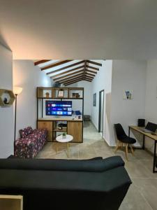 TV a/nebo společenská místnost v ubytování Apartaestudio completo en Itagüí - Shalom