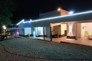 TenaにあるHermosa casa campestre a 1 hora de Bogotá - Tenaの夜灯の家