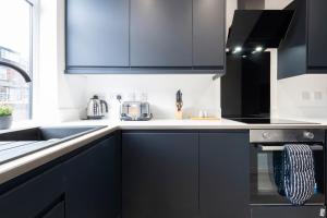 Η κουζίνα ή μικρή κουζίνα στο Close to Leeds Centre, 3 Bedrooms with Free Parking, Great for Contractors & Long Term Bookings - NordStay