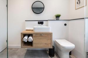 a bathroom with a sink and a toilet at Raincliffe Nook by NordStay in Knowsthorpe