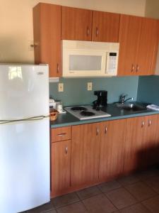 A kitchen or kitchenette at Travelodge Suites by Wyndham Lake Okeechobee