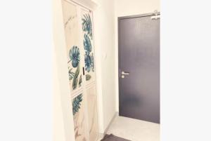 uma porta que leva a um quarto com um corredor em CS Junction Point - Double Deluxe Room DDR em Kuala Pilah