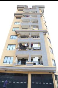 un edificio alto con ropa colgada en los balcones en VICTOR'S SERENE STAYS, en Nairobi
