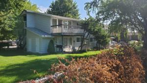 a house with a balcony and a yard at Quiet Kennewick Condos in Kennewick