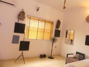 sala de estar con ventana y ventilador en Templar's court, en Port Harcourt