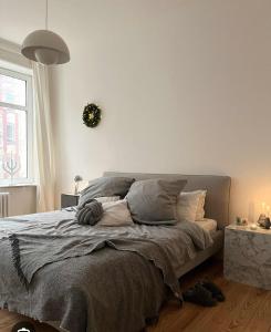 um quarto com uma cama com uma coroa de flores na parede em Casa Bolero em Horgen