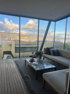 een woonkamer met een bank en een tafel bij Lakeview House in Horgen