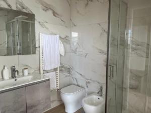 W łazience znajduje się toaleta, umywalka i prysznic. w obiekcie B&B La Terrazza w mieście Cotronei