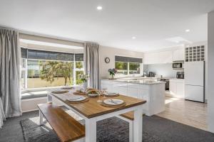 A kitchen or kitchenette at Good as Gold - Taupo