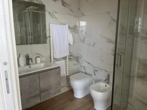 La salle de bains est pourvue de toilettes, d'un lavabo et d'une douche. dans l'établissement B&B La Terrazza, à Cotronei