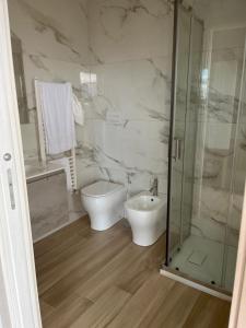 a bathroom with a toilet and a glass shower at B&B La Terrazza in Cotronei