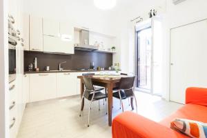 cocina y comedor con mesa y sillas en Semplicemente Casa, en Milán