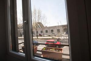 ventana con vistas a la calle y al coche en Semplicemente Casa, en Milán