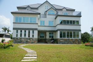 a large house with a walkway in front of it at Taitung Matsunogien in Taitung City