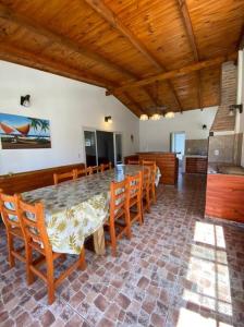 une grande salle à manger avec une longue table et des chaises dans l'établissement Casa con piscina Paso de la Patria. Bitcoin's House., à Paso de la Patria 20 autres photos
