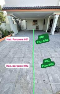 dwa znaki na przedniej części domu z w obiekcie Richie’s House En Licey Al Medio w mieście Santiago de los Caballeros