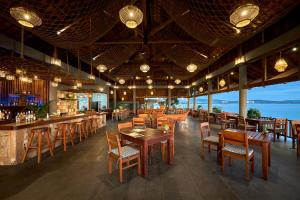 Ein Restaurant oder anderes Speiselokal in der Unterkunft Green Bay Phu Quoc Resort & Spa 