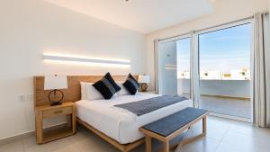 Un pat sau paturi într-o cameră la Beautiful View! Costa Divina B4 by Kivoya