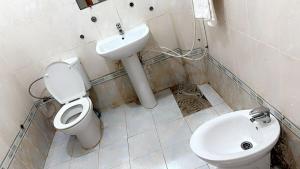 La salle de bains est pourvue de toilettes et d'un lavabo. dans l'établissement Atlantis, à Nouakchott