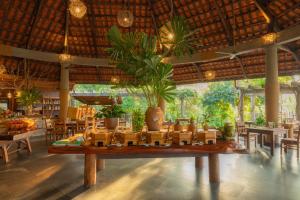 einen Tisch mit einem Zug in einem Restaurant in der Unterkunft Green Bay Phu Quoc Resort & Spa in Phu Quoc