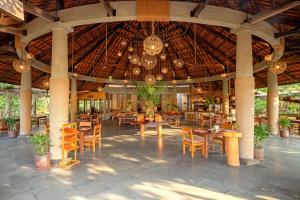Ein Restaurant oder anderes Speiselokal in der Unterkunft Green Bay Phu Quoc Resort & Spa 
