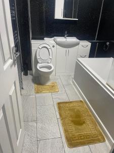 A bathroom at Modern 3 bed house for 8 guest