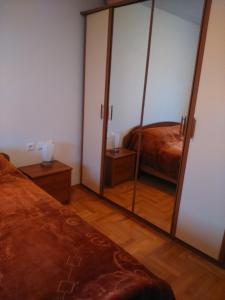 1 dormitorio con 2 camas y un espejo grande en Apartment Hajdo, en Rijeka