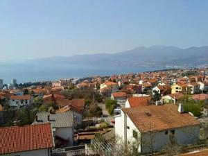 Vistas a una ciudad con casas y edificios en Apartment Hajdo, en Rijeka